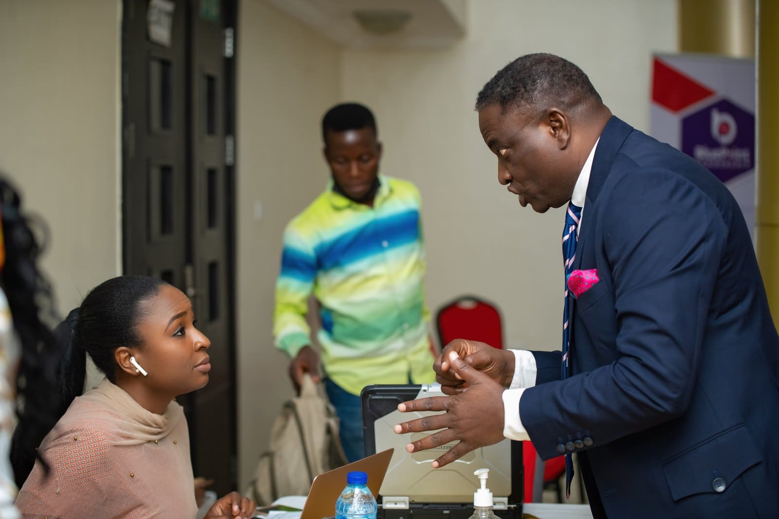 Pat Akem-Vingir in a one-on-one coaching moment with a delegate